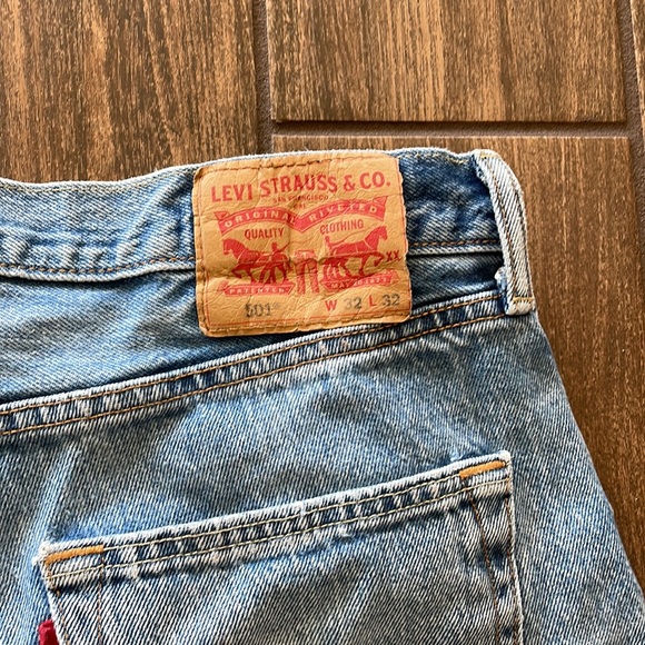Levi’s Denim Cutoff Shorts - Picture 3 of 9
